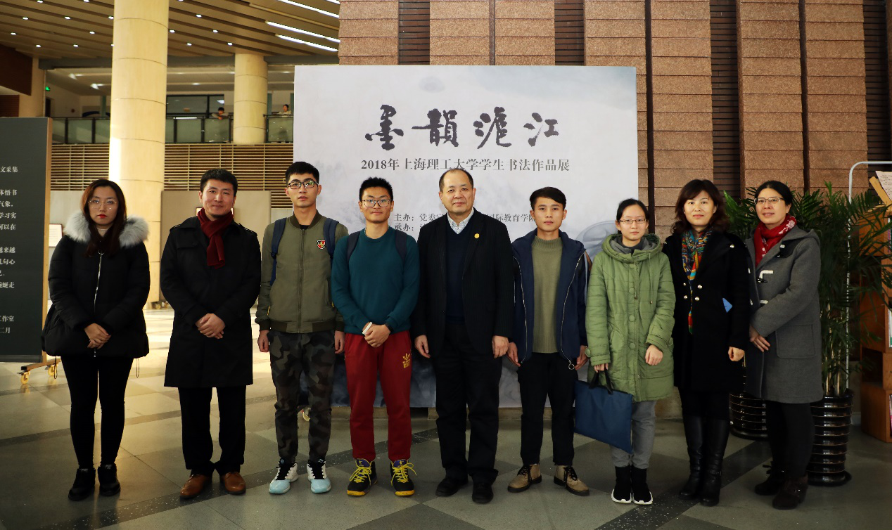 校领导与部分参展学生作者合影留念 校领导与部分参展学生作者合影留念